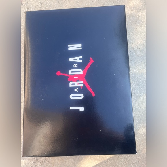 Gray white JORDAN AIR size 9 all most new - Picture 4 of 5